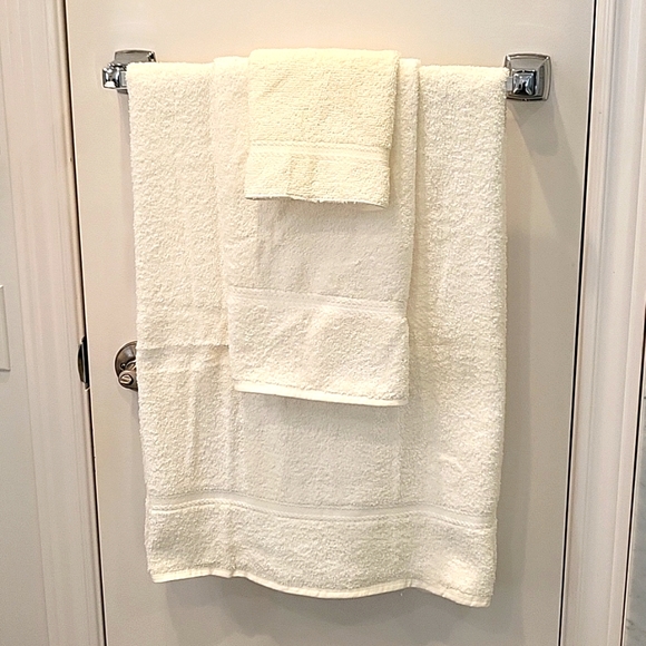 SALE! NEW Off-White Bath Towels, Bath, Hand & Face, Set for 2! - Picture 7 of 12
